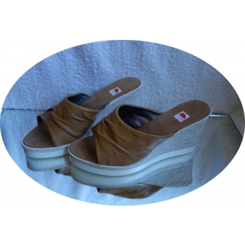 SKORZANE KLAPKI SZERSZE teg H brąz 39