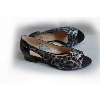 Sandałki czarne skórzane, szerokie, teg. H nr 37