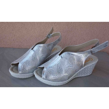 Sandałki koturn tęg. H - skóra srebrna, ażurowe