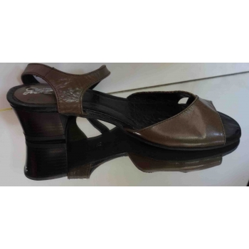 Eleganckie sandałki skórzane z obcasem 4,5 cm -40%