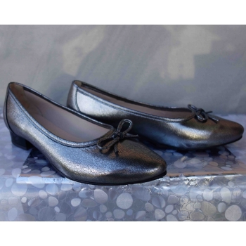 Eleganckie skórzane balerinki z obcasem 2.5 cm, srebrne, rozmiar 41