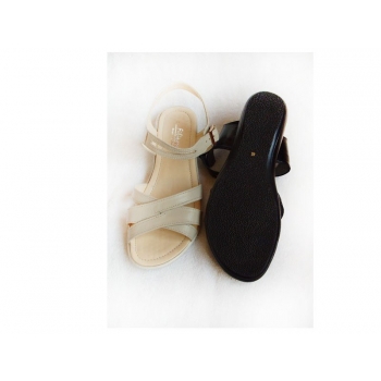 Eleganckie sandały beżowe z koturną - rozmiar 44