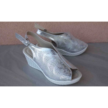 Sandałki koturn tęg. H - skóra srebrna, ażurowe
