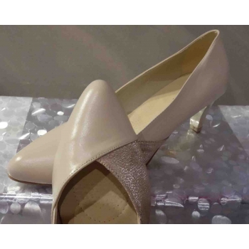 Beżowe czółenko skórzane, obcas 7 cm - Rozmiar 43