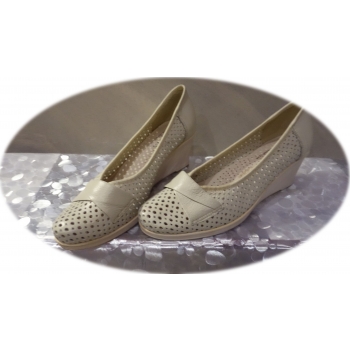 Eleganckie beżowe czółenka damskie 6cm koturn 39