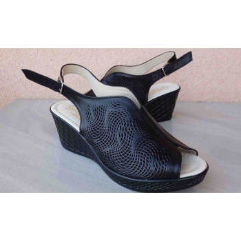 Eleganckie skórzane sandałki na koturnie - 38