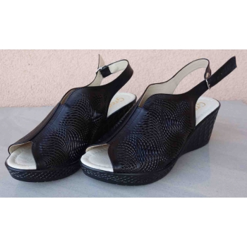 Eleganckie skórzane sandałki na koturnie - 38