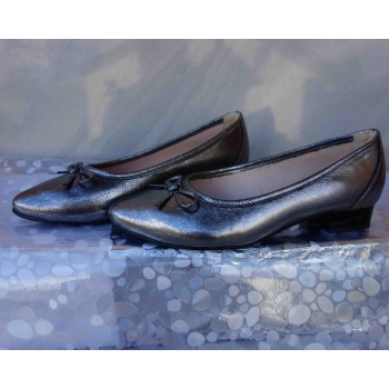 Eleganckie skórzane balerinki z obcasem 2.5 cm, srebrne, rozmiar 41