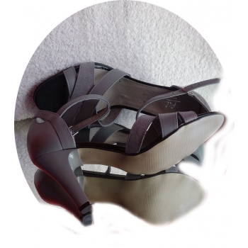 Eleganckie skórzane sandały na szpilce 38