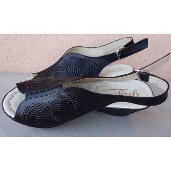 Eleganckie skórzane sandałki na koturnie - 38