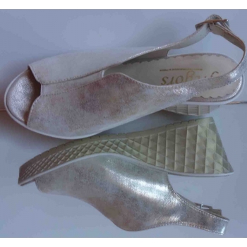 Eleganckie Skórzane Sandałki z Koturnem