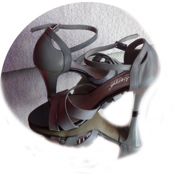 Eleganckie skórzane sandały na szpilce 38