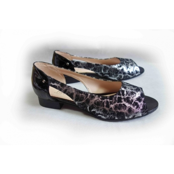 Sandałki czarne skórzane, szerokie, teg. H nr 37