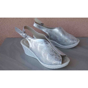 Sandałki koturn tęg. H - skóra srebrna, ażurowe