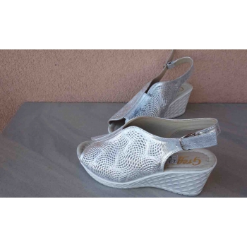 Sandałki koturn tęg. H - skóra srebrna, ażurowe