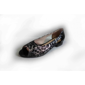 Sandałki czarne skórzane, szerokie, teg. H nr 37